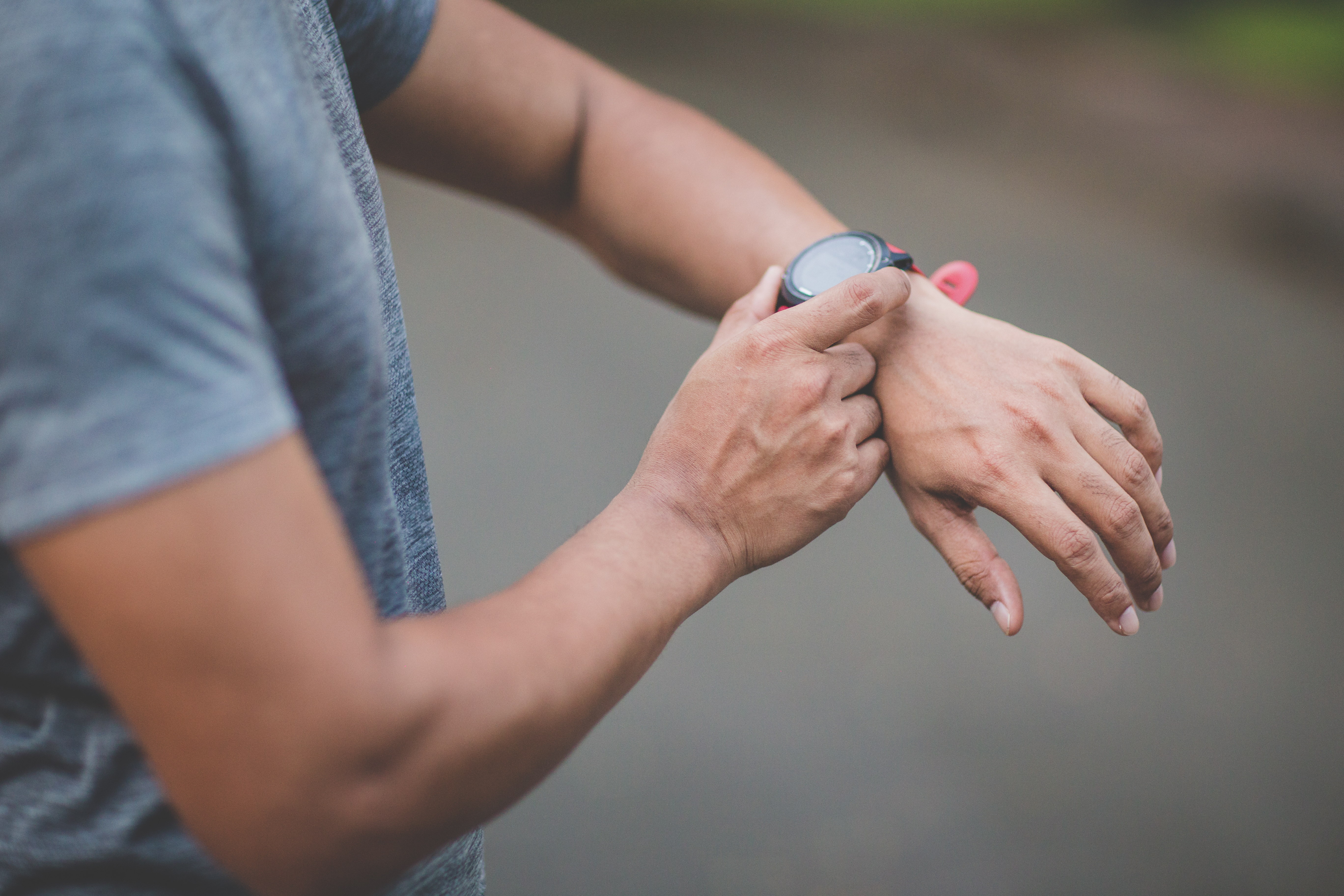 runner-checking-watch